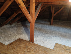 Zateplení stropu rodinného domu pomocí foukané izolace